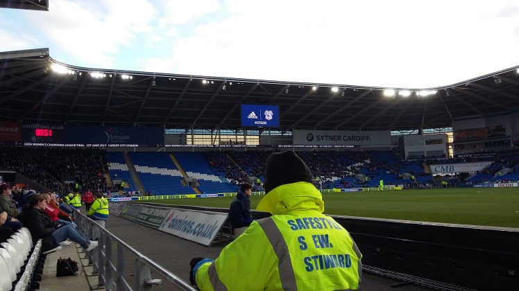 Het matig gevulde stadion trok wel een aardige lading supporters uit Brighton naar South Wales.